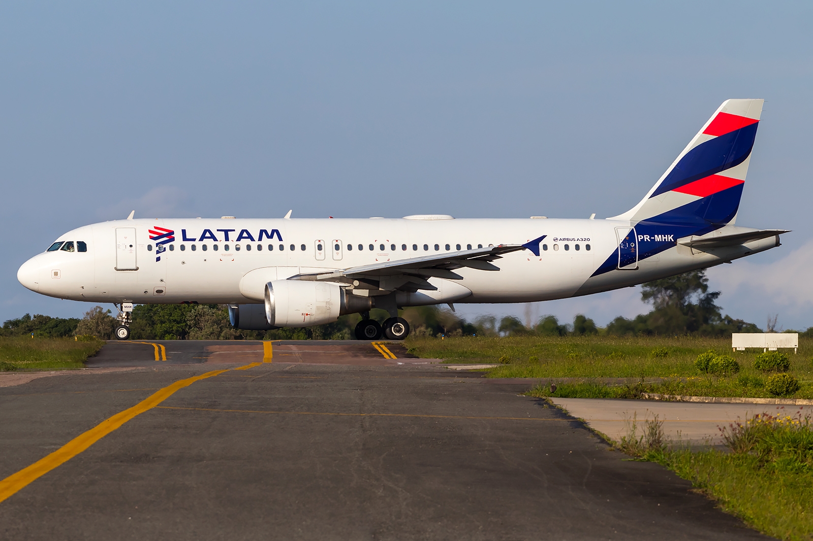 PR-MHK - Airbus A320